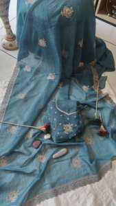 Saree en soie croquante douce et riche et brillante à double ombrage avec tendance - Product Image 3