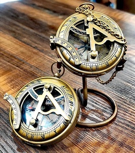 Boussole nautique en laiton pointant le cadran solaire antique avec présentoir en laiton cadeau fait à la main Antique avec présentoir - Product Image 2