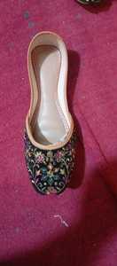 Perles de couleur or et argent Khussa Sandales Khussa en velours faites à la main pour femmes avec perles - Product Image 2