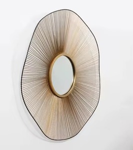 Espejo de pared de metal de diseño exclusivo con detalles artísticos para una decoración de pared elegante y elegante para el hogar - Product Image 4