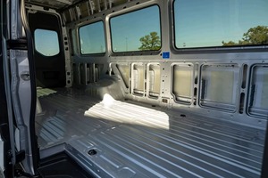 Mercedes-Benz Sprinter 3500XD 2023, Certificado, Limpio y Poco Usado, Midwest Automotive Design Luxe Cruiser, Tracción en las Cuatro Ruedas, Diésel, Volante a la Izquierda - Product Image 2