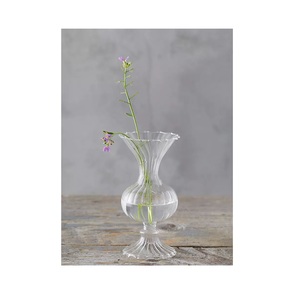 Vase à fleurs en verre de forme antique avec base bulbeuse idéal pour les branches de fleurs sauvages ou les motifs floraux saisonniers - Product Image 4