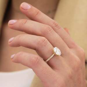 Bague de fiançailles Moissanite taille ovale 12x8mm | Solitaire avec bande pavée | OEM de bijoux fins de mariage en argent doré - Product Image 3