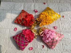 Pochette en velours et soie faite à la main avec des fleurs, pochettes écologiques à cordon, porte-monnaie Shagun, porte-bijoux, porte-monnaie Haldi Jaggo, cadeaux de nuit Eid - Product Image 4