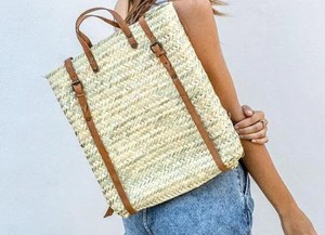 Bolsa de Playa Boho Tejida a Mano, Personalizada, con Diseño de Esterilla de Yoga y Correa de Paja - Product Image 1