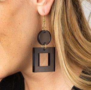 Boucles d'oreilles légères en résine avec détails en métal doré et couleurs marbrées pour un week-end décontracté et une tenue de travail - Product Image 4