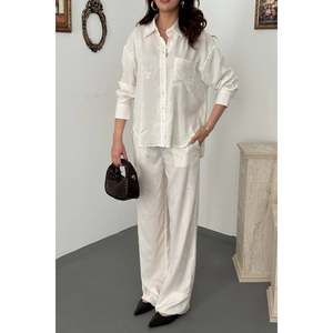 Conjunto de Camisa y Pantalones Bordados a Mano en Color Blanco Hueso para Mujer, Marca Elisa Fashion - Color Crudo - Product Image 4
