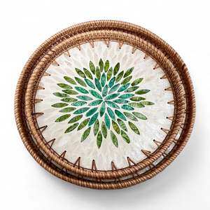 Plateau flexible artisanal bohème en rotin avec incrustation de nacre, écologique et naturel, pour la maison, Vietnam - Product Image 2