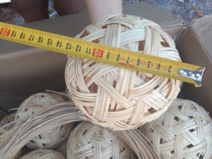 Venta al por mayor 2024 Vietnam pequeño tejido algas marinas/ratán pelota de juego hecho a mano Material Natural forma de animal animado de alta calidad - Product Image 2