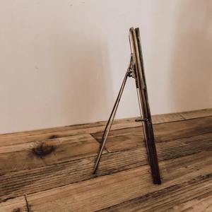 Cadre photo de table moderne doré Design élégant en métal Parfait pour afficher des souvenirs dans la décoration intérieure, le bureau ou les espaces événementiels - Product Image 2