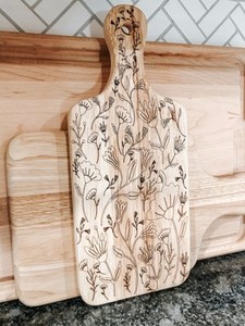 Planche à découper élégante en bois à imprimé floral avec poignée, planche de préparation haut de gamme pour une cuisine stylée - Product Image 5