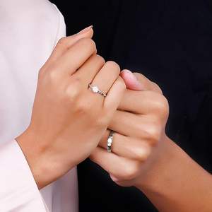 Bague de fiançailles en or blanc 10 carats plaqué argent 2.5 CT avec diamant taillé en brillant rond avec ensemble de mariage à trois pierres pour certification - Product Image 3