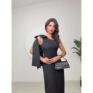 Vestido de crepé con lazo desmontable y un solo hombro, corte ajustado y cintura natural, modelo 2136 - Product Image 1