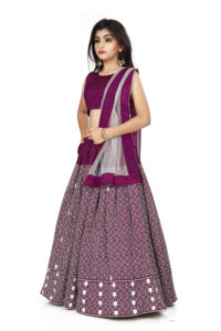 Conjunto de Lehenga Choli para Niñas Completamente Cosido de Shoryam Fashion |   Disfraz de danza folclórica india color púrpura vino |   Ropa Étnica para Fiestas Infantiles - Product Image 5