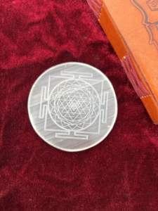 Placas de carga de selenita grabadas en Chakra al por mayor, rodajas de cristal de yeso redondas naturales para limpieza energética, Reiki y decoración del hogar - Product Image 4