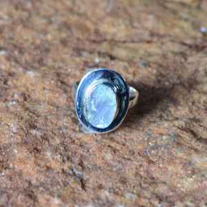Anillo de Plata de Ley 925 con Piedra Lunar Arcoíris, Joyería de Piedra Preciosa en Bruto, Hecho a Mano, Regalo Único para Mujer, Talla Estadounidense 5.5 - Product Image 1