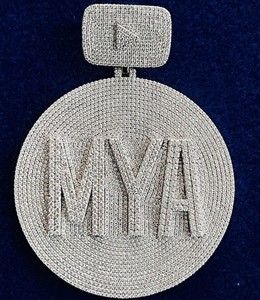 Colgante de Lujo Personalizado con Letra, Plata de Ley 925, Moissanita VVS de Corte Redondo, Estilo Hip Hop, Brillante - Product Image 1