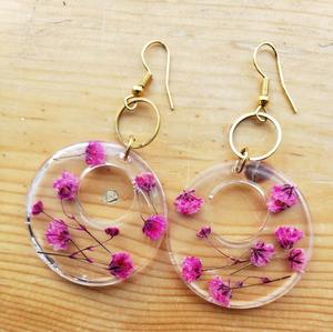 Elegantes pendientes de resina ecológicos para niñas, diseño personalizado, Pendientes colgantes de resina ligeros para uso diario, venta al por mayor - Product Image 4