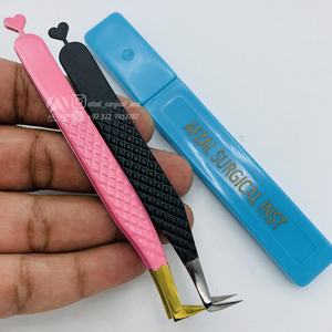 Pinzas de acero inoxidable sostenibles de alta calidad para extensión de pestañas con mango negro y Rosa de Punta dorada CNC personalizado - Product Image 1