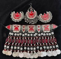 Ensemble de collier authentique et imposant de style afghan Kuchi avec de riches pierres en verre rouge, des pièces d'argent pendantes et des boucles d'oreilles assorties