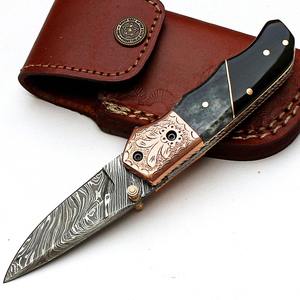 Couteau pliant artisanal sur mesure en Damas, manche en os de chameau et corne de buffle, gravé, avec étui en cuir - Product Image 2