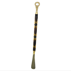 Rehausseur de chaussures en bois et métal de qualité supérieure, au design unique, pour un accès confortable aux chaussures et une présentation élégante, avec une utilisation durable - Product Image 1