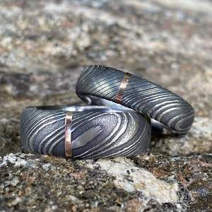 Anillo de boda de acero damasco para hombre, fuente manual con canal vertical con incrustaciones doradas - Product Image 5