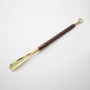 Chaussure élégante en métal et en bois, longue, Laciosh, mocassin, outil conçu pour une entrée en douceur dans les chaussures, avec un look élégant et une construction durable - Product Image 1