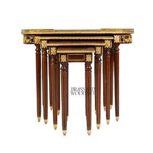 Ensemble de tables gigognes classiques avec marqueterie en bois artisanale et détails en laiton doré pour une décoration intérieure élégante - Product Image 3