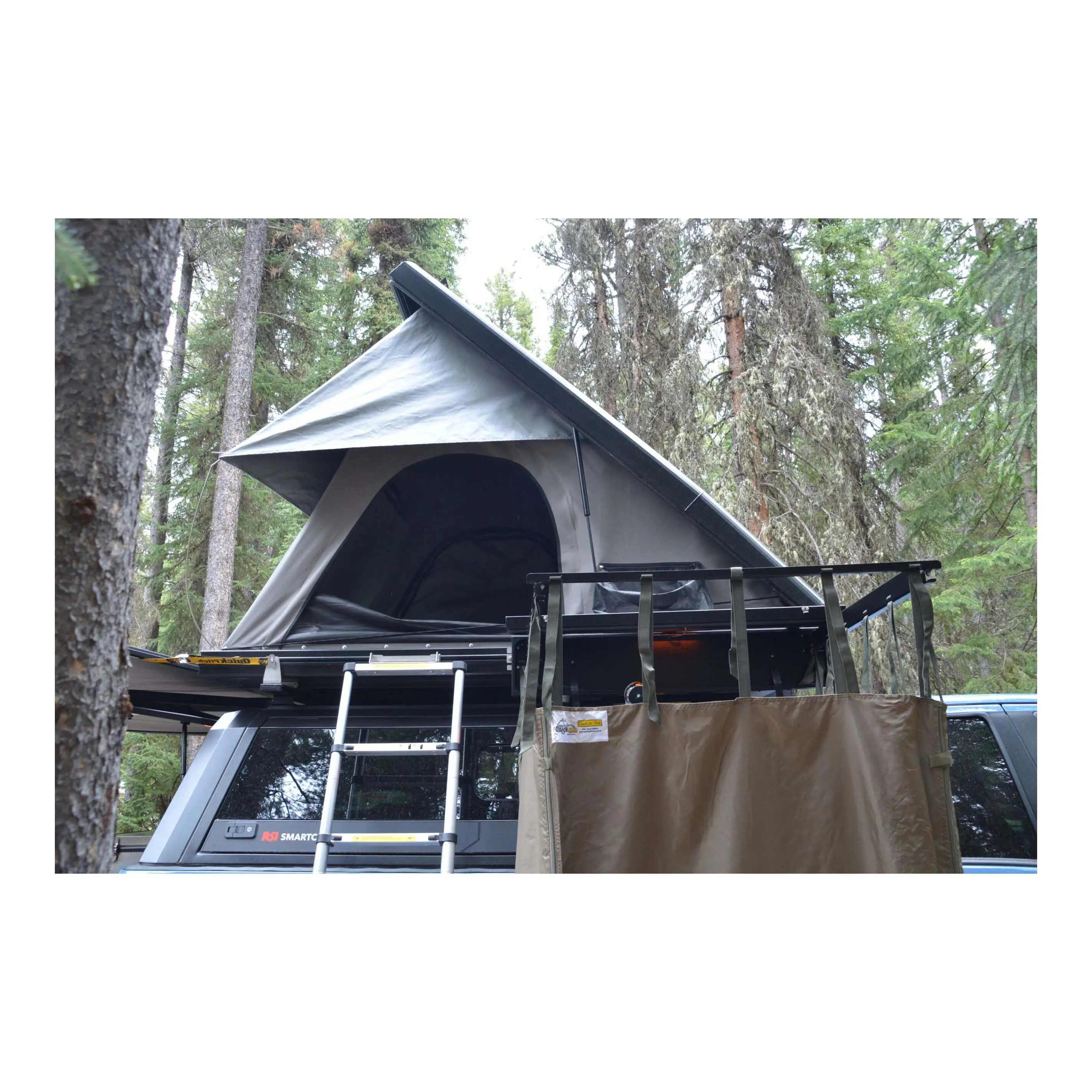 屋外オフグラウンドハードシェルルーフトップテント防水折りたたみ式カールーフトップトラックテントキャンプ用