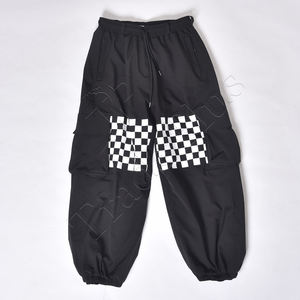 Pantalon de neige noir unisexe avec patch à carreaux, taille à cordon de serrage, poche zippée de rangement, revers élastiques et coupe ample - Product Image 1