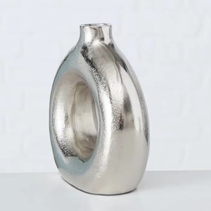 Jarrón Metálico de Forma Abstracta Contemporánea con Acabado Plateado para Exhibición en Recepción y Vestíbulo de Hotel y Restaurante, Procedente de India - Product Image 1