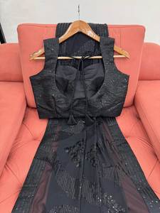 Impresionante Sari de Georgette de Color Negro de Alta Calidad, Estilo Bollywood, Aspecto Atractivo y Moderno, con Blusa de Seda Mono Benglori en Venta - Product Image 4