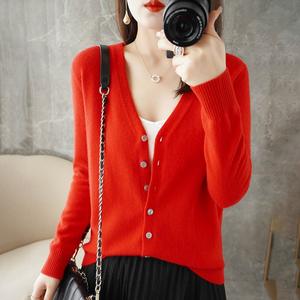 Cardigan tricoté à manches longues décontracté polyvalent pour femmes petit manteau saison d'hiver bas haut avec logo avant - Product Image 2