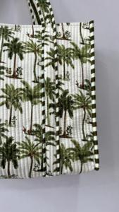 กระเป๋าผ้าฝ้ายอินเดียทำด้วยมือกระเป๋าสะพายไหล่สำหรับผู้หญิงพิมพ์ลายดอกไม้18ใบใช้ซ้ำได้เปิดปิดพื้นหลังสีขาว - Product Image 5