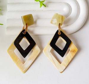 Boucles d'oreilles pendantes en corne de buffle naturelle ethnique, faites à la main, avec diamant et perle, bijoux modernes et durables par ARTISAN CRAFT - Product Image 1