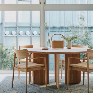 Ensemble de salle à manger en teck de haute qualité, chaises équipées de coussins moelleux, adaptées à l'intérieur et à l'extérieur. - Product Image 1