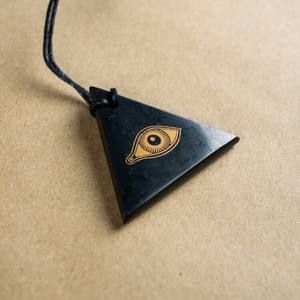 Colgante triangular de shungita pulido con serigrafía Ojo de Horus - Product Image 2