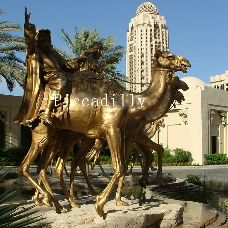 두바이 호텔 야외 장식 생활 크기 동상 낙타 청동 현명한 남자 승마 낙타 동상