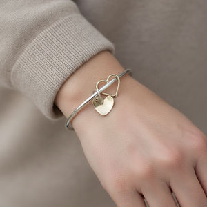 Brazalete de Plata con Dijes de Corazón en Oro y Plata, Joyería Minimalista y Elegante - Product Image 4