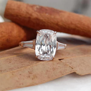 Anillo de Compromiso Clásico y Elegante con Tres Piedras de Corte Cojín y Piedras Laterales de Baguette en Oro Sólido de 14K Chapado con Diamante de Laboratorio - Product Image 2