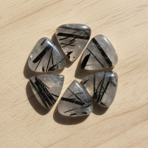 พลอยควอตซ์รูไทล์ธรรมชาติคุณภาพดีที่สุด ทรงหลังเบี้ย ขัดเงาอย่างดีเยี่ยม เหมาะสำหรับการขายส่งจำนวนมาก - Product Image 3