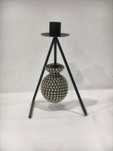 Bougeoir Globe noir inspiré du mouvement avec accessoire rotatif ajoute du calme et de l'intérêt à tout espace - Product Image 3