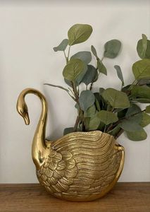 Maceta de latón duradera hecha a mano con diseños intrincados para una exhibición elegante de flores y plantas ornamentales en interiores - Product Image 5