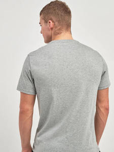 เสื้อยืดแขนสั้นทรงเข้ารูปถักลายตัวอักษรทันสมัยสำหรับผู้ชาย เสื้อผ้าสตรีทแวร์แบบสั่งทำสำหรับชีวิตประจำวัน ใส่สบายๆ ท่องเที่ยว ออกกำลังกาย - Product Image 2