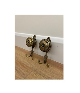 Ganchos de pared de latón hechos a mano para interiores artesanales que destacan la destreza artesanal y el material duradero - Product Image 2