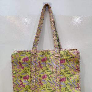 Grand sac fourre-tout matelassé à fermeture éclair, sac fourre-tout traditionnel indien fait à la main avec des imprimés à la main, sac de shopping à bandoulière avec poches - Product Image 1