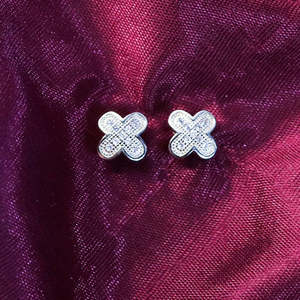 Pendientes Zarkan con Forma de Mariposa y Flores, Chapados en Oro de 18K, con Perla de Agua Dulce y Diamante - Product Image 2