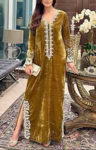 Robe en velours brodée de luxe pour femmes pakistanaises, Kameez de créateur avec des fils lourds et des sequins - Product Image 3