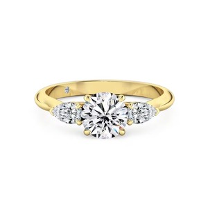 Bague de fiançailles tendance en or massif 14K avec diamant rond flanqué et diamant poire latéral de laboratoire F-VS2, sertie à griffes - Product Image 3